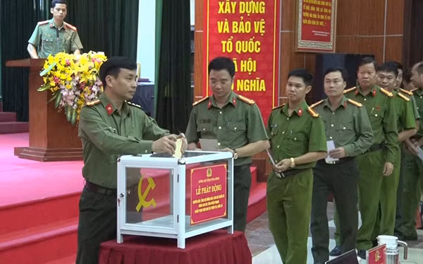 Lãnh đạo Công an tỉnh Hòa Bình phát động quyên góp ủng hộ đồng bào, CBCS Công an các tỉnh miền trung khắc phục hậu quả do thiên tai, mưa lũ.
