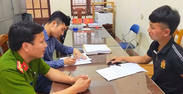Cơ quan Công an lấy lời khai của Khương Văn Anh.