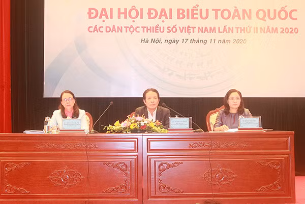 Đại điện cơ quan chức năng cung cấp thông tin về đại hội.