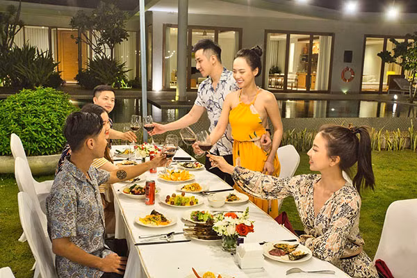 Hay cùng gia đình thưởng thức những bữa tiệc ấm cúng ngay trong khuôn viên khu nghỉ dưỡng (Ảnh: FLC Quy Nhơn).