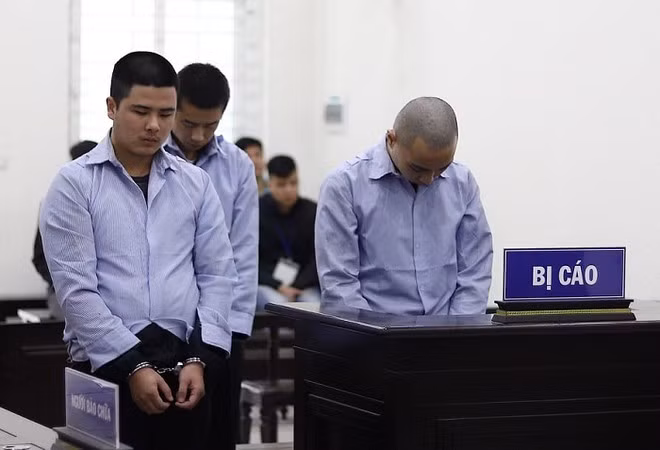 Ba bị cáo người Trung Quốc tại phiên toà.