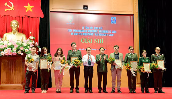 Trung tướng Mai Văn Hà, Cục trưởng Cục Truyền thông CAND, Phó Trưởng ban Thường trực cuộc thi và đồng chí Trần Bá Dung, Ủy viên Thường vụ, Trưởng ban Ban Nghiệp vụ Hội Nhà báo Việt Nam, Phó trưởng Ban Tổ chức, Phó trưởng Ban Chung khảo Hội đồng giám khảo cuộc thi trao giải Nhì cho các tác giả. Trung tướng Mai Văn Hà, Cục trưởng Cục Truyền thông CAND, Phó Trưởng ban Thường trực cuộc thi và đồng chí Trần Bá Dung, Ủy viên Thường vụ, Trưởng ban Ban Nghiệp vụ Hội Nhà báo Việt Nam, Phó trưởng Ban Tổ chức, Phó trưởng Ban Chung khảo Hội đồng giám khảo cuộc thi trao giải Nhì cho các tác giả.
