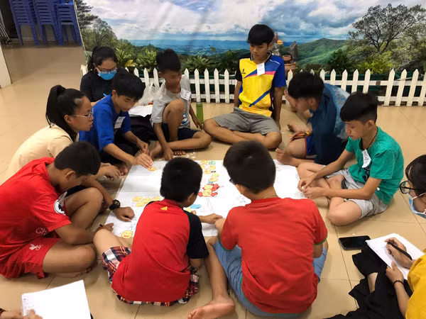 Trẻ em được chăm sóc và học tập ở một mái ấm tại quận Tân Phú.