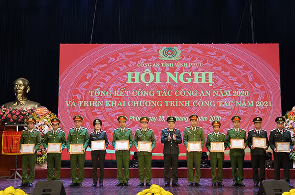 Đại tá Đinh Ngọc Khoa trao Đơn vị Quyết thắng cho các đơn vị có thành tích xuất sắc.