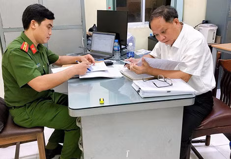 Cơ quan điều tra thực hiện các thủ tục tống đạt quyết định khởi tố, lệnh bắt tạm giam đối với ông Tất Thành Cang. Ảnh: CTV. Cơ quan điều tra thực hiện các thủ tục tống đạt quyết định khởi tố, lệnh bắt tạm giam đối với ông Tất Thành Cang. Ảnh: CTV.