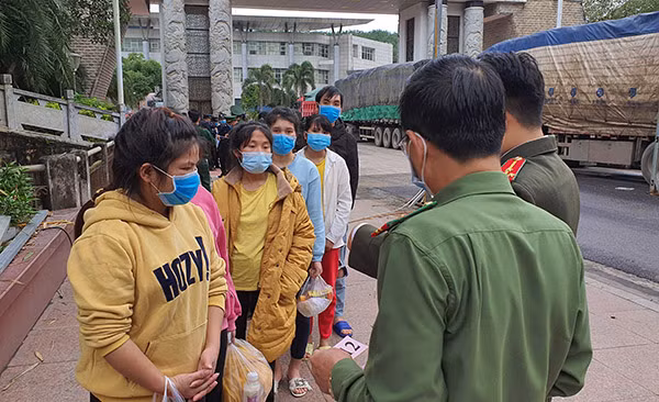 Công an tỉnh Hà Giang phối hợp với các lực lượng tiếp nhận công dân.