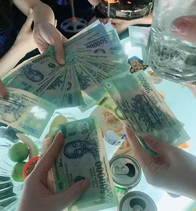 Khoe tiền trong bar.