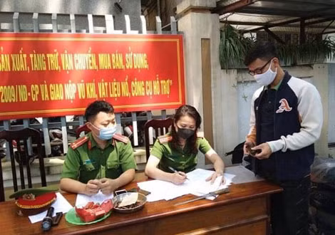 Người dân đến cơ quan Công an nộp vũ khí.