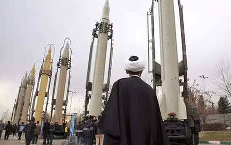 Lệnh cấm vận vũ khí của Liên hợp Quốc với Iran được gỡ bỏ. Lệnh cấm vận vũ khí của Liên hợp Quốc với Iran được gỡ bỏ.