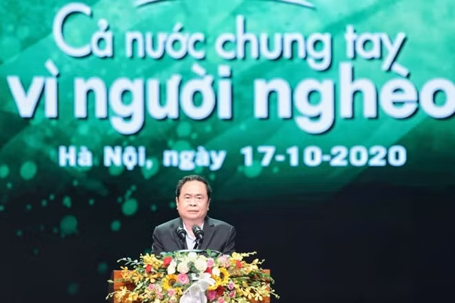 Đồng chí Trần Thanh Mẫn trân trọng chuyển lời thăm hỏi, động viên của đồng chí Tổng Bí thư, Chủ tịch nước Nguyễn Phú Trọng tới cán bộ, chiến sĩ và nhân dân một số tỉnh miền Trung.