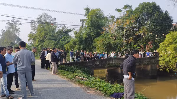 Người dân tập trung rất đông theo dõi diễn biến vụ việc.