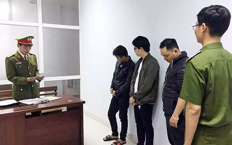 Nhóm đối tượng sử dụng công nghệ cao lừa đảo bị cơ quan Công an bắt giữ.