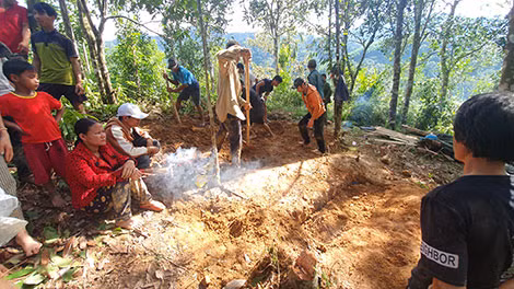 Người thân và gia tộc chôn cất các nạn nhân được tìm thấy trong vụ lũ quét.