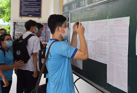 Học sinh sử dụng điện thoại chụp thông tin của nhà trường thay vì ghi vào giấy.