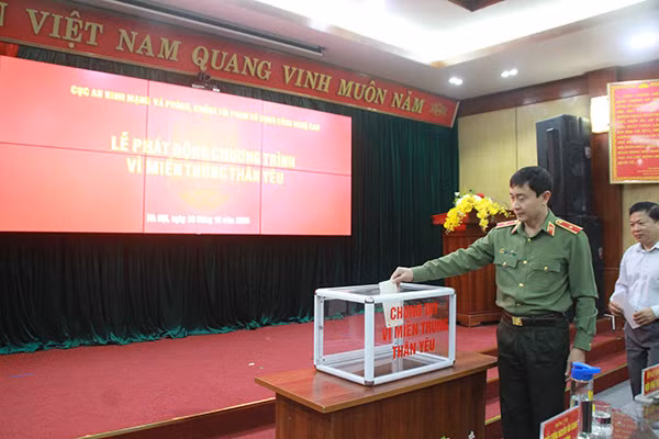 Thiếu tướng Nguyễn Minh Chính và các đại biểu tham gia ủng hộ đồng bào miền Trung.