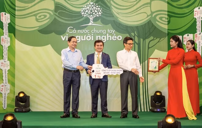 Đại diện Công ty Chứng khoán SHS - Tổng Giám đốc Vũ Đức Tiến trao tặng ủng hộ Quỹ “Vì người nghèo”.