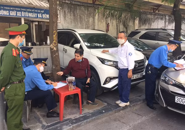 Xử lý cá nhân chiếm dụng lòng đường để trông giữ xe ô tô ké vào điểm đỗ của Công ty TNHH 1 thành viên Khai thác điểm đỗ xe Hà Nội.