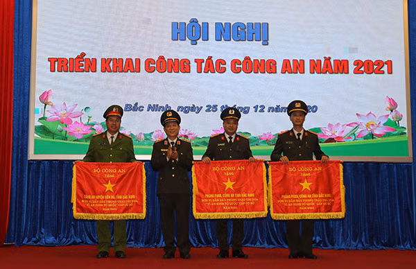 Thứ trưởng Nguyễn Văn Sơn trao Cờ thi đua của Bộ Công an tặng các tập thể.