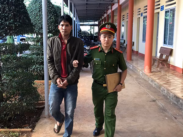 Công an huyện Đắk Song bắt giữ đối tượng Lê Thanh Đạt.