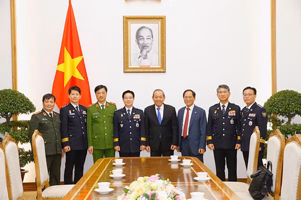 Phó Thủ tướng Thường trực Chính phủ Trương Hòa Bình, Tư lệnh Kim Chang Yong và các đại biểu tại buổi tiếp. Phó Thủ tướng Thường trực Chính phủ Trương Hòa Bình, Tư lệnh Kim Chang Yong và các đại biểu tại buổi tiếp.