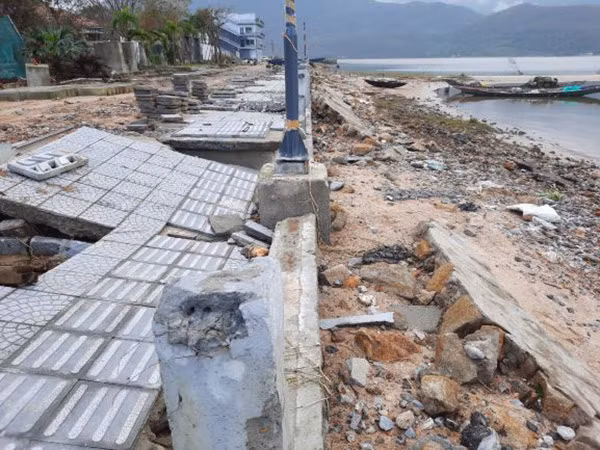 Công trình đường phía Đông đầm Lập An hư hỏng nghiêm trọng sau bão số 13.