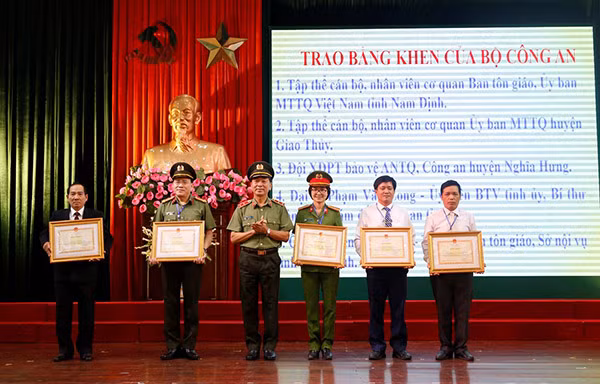 Trung tướng Trần Quốc Tỏ - Thứ trưởng Bộ Công an trao Bằng khen của Bộ Công an cho các tập thể, cá nhân có thành tích xuất sắc.
