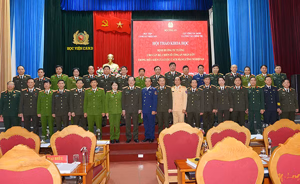 Thứ trưởng Nguyễn Văn Thành và các đại biểu dự Hội thảo.