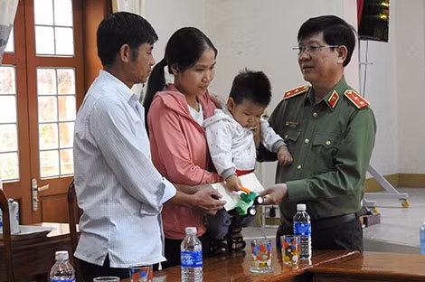 Trung tướng Nguyễn Văn Sơn, Thứ trưởng Bộ Công an chia sẻ mất mát với gia đình đồng chí Trương Văn Thắng.