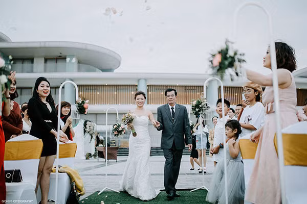 Hệ thống quần thể FLC Hotels & Resort trải dài từ Bắc đến Nam và đa phần toạ lạc tại những vùng biển đẹp nhất Việt Nam (Sầm Sơn, Hạ Long, Quy Nhơn). Với không gian ngoài trời rộng lớn từ hàng trăm đến hàng ngàn ha ven biển, đây chính là bối cảnh tuyệt vời cho những khung hình tiệc cưới lung linh. (Ảnh: FLC Quy Nhơn – Gon Wedding House).