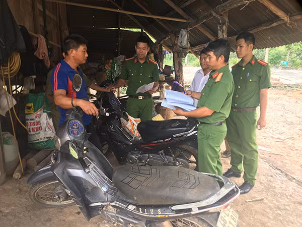 Công an Đắk Nông đến nhà dân, tận nương rẫy tuyên truyền, thu thập thông tin cơ sở dữ liệu quốc gia về dân cư.