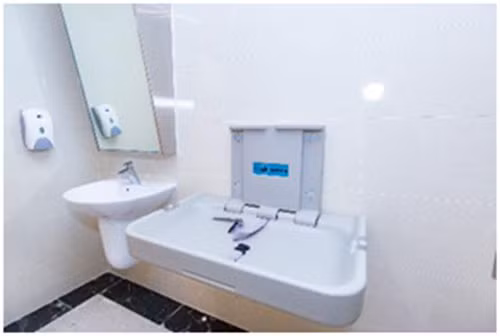 Nhà vệ sinh hiện đại được bố trí khu vực thay tã cho bé, tiện lợi cho các gia đình đi cùng con nhỏ trải nghiệm tại TTTM.