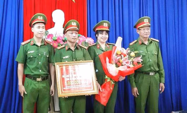 Lãnh đạo Công an TP Đà Nẵng khen thưởng Đội Cảnh sát kinh tế Công an quận Ngũ Hành Sơn.