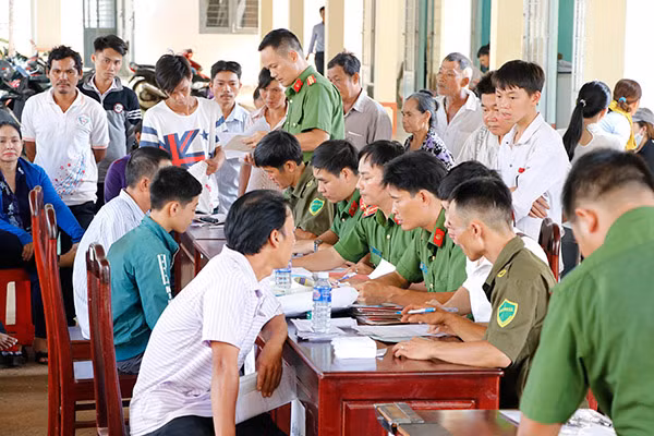 Công an tỉnh Bình Phước làm thủ tục cấp chứng minh nhân dân lưu động cho người dân xã Phước Minh, huyện Bù Gia Mập.