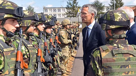 Tổng Thư ký NATO Stoltenberg thăm một đơn vị của tổ chức này đồn trú ở BaLan. Tổng Thư ký NATO Stoltenberg thăm một đơn vị của tổ chức này đồn trú ở BaLan.