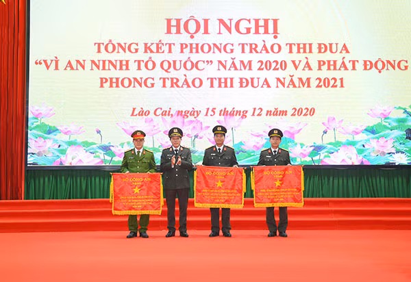 Thứ trưởng Lương Tam Quang tặng Cờ thi đua của Bộ Công an cho 3 tập thể. Thứ trưởng Lương Tam Quang tặng Cờ thi đua của Bộ Công an cho 3 tập thể.