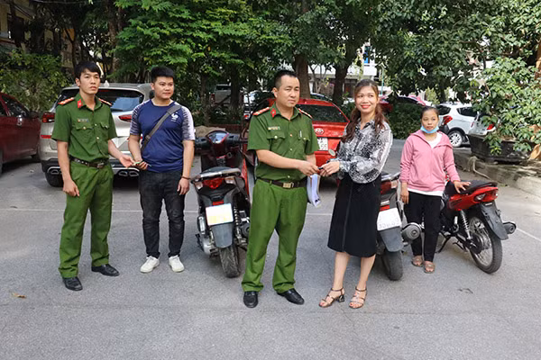 Công an thành phố Vinh trao trả xe mất trộm cho công dân.