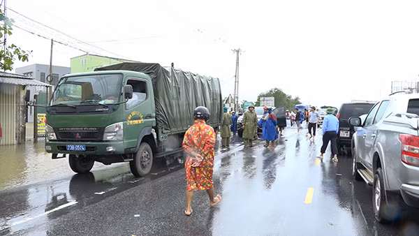 Nhiều chuyến xe chở hàng trăm suất quà gồm các loại nhu yếu phẩm của Công an tỉnh Quảng Bình kịp thời vượt lũ đến với bà con nhân dân.
