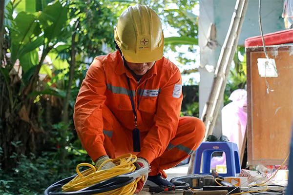 Công nhân EVNHANOI đang chuẩn bị thay thế đường dây mới.