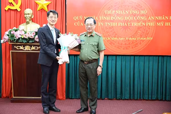 Đồng chí Thứ trưởng tặng hoa cảm ơn đại diện Công ty TNHH Phát triển Phú Mỹ Hưng.