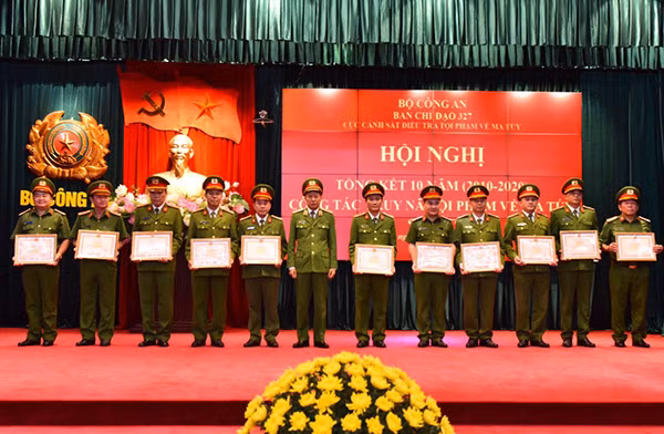 Thứ trưởng Lê Qúy Vương tặng Bằng khen cho các tập thể có thành tích xuất sắc trong công tác truy nã tội phạm về ma túy.