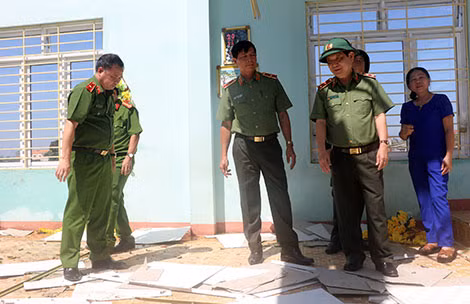 Thứ trưởng Bộ Công an Nguyễn Văn Sơn kiểm tra thiệt hại tại Trường Tiểu học thị trấn Sông Vệ, huyện Tư Nghĩa, tỉnh Quảng Ngãi.