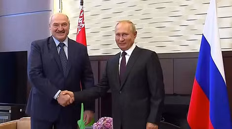 Tổng thống Belarus Alexandre Loukachenko và đồng nhiệm Nga Vladimir Putin tại Sochi, ngày 14-9.
