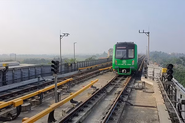 Đoàn tàu của dự án đường sắt trên cao Cát Linh-Hà Đông chạy thử nghiệm.