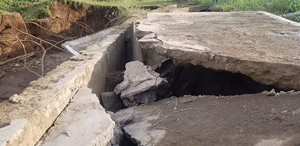 Lớp bêtông bị đứt gãy, không còn sự liên kết.