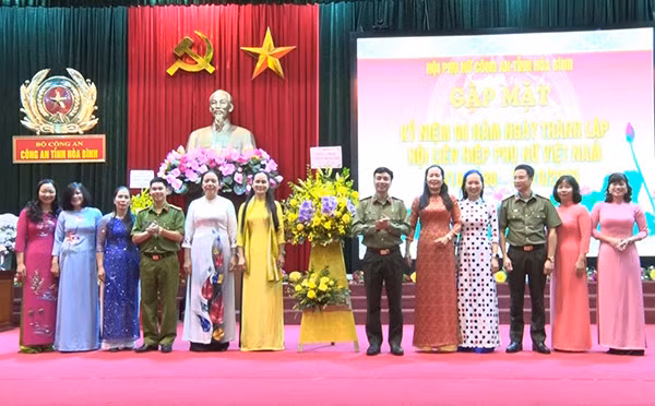 Đảng ủy, Ban Giám đốc Công an tỉnh tặng hoa chúc mừng Hội Phụ nữ Công an tỉnh.