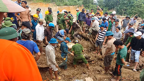Công an huyện Nam Trà My và các lực lượng chức năng tìm kiếm nạn nhân tại nóc Ông Đề.