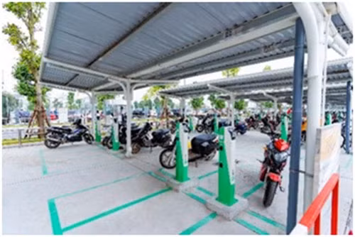 Bãi đỗ xe ngoài trời khổng lồ hoàn toàn miễn phí, được trang bị trụ sạc xe điện hiện đại.