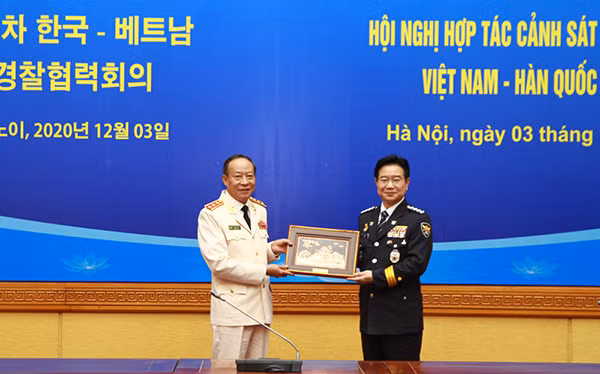 Thứ trưởng Lê Quý Vương tặng quà lưu niệm Tư lệnh Kim Chang Yong.