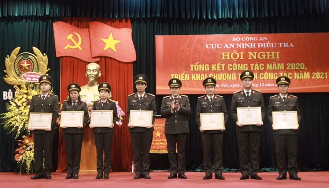 Thứ trưởng Lương Tam Quang tặng Bằng khen của Bộ Công an cho 2 tập thể và 10 cá nhân.