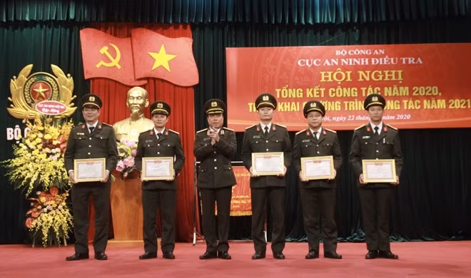 Trung tướng Lý Anh Dũng- Cục trưởng Cục ANĐT tặng danh hiệu “Đơn vị Quyết thắng” cho các tập thể.